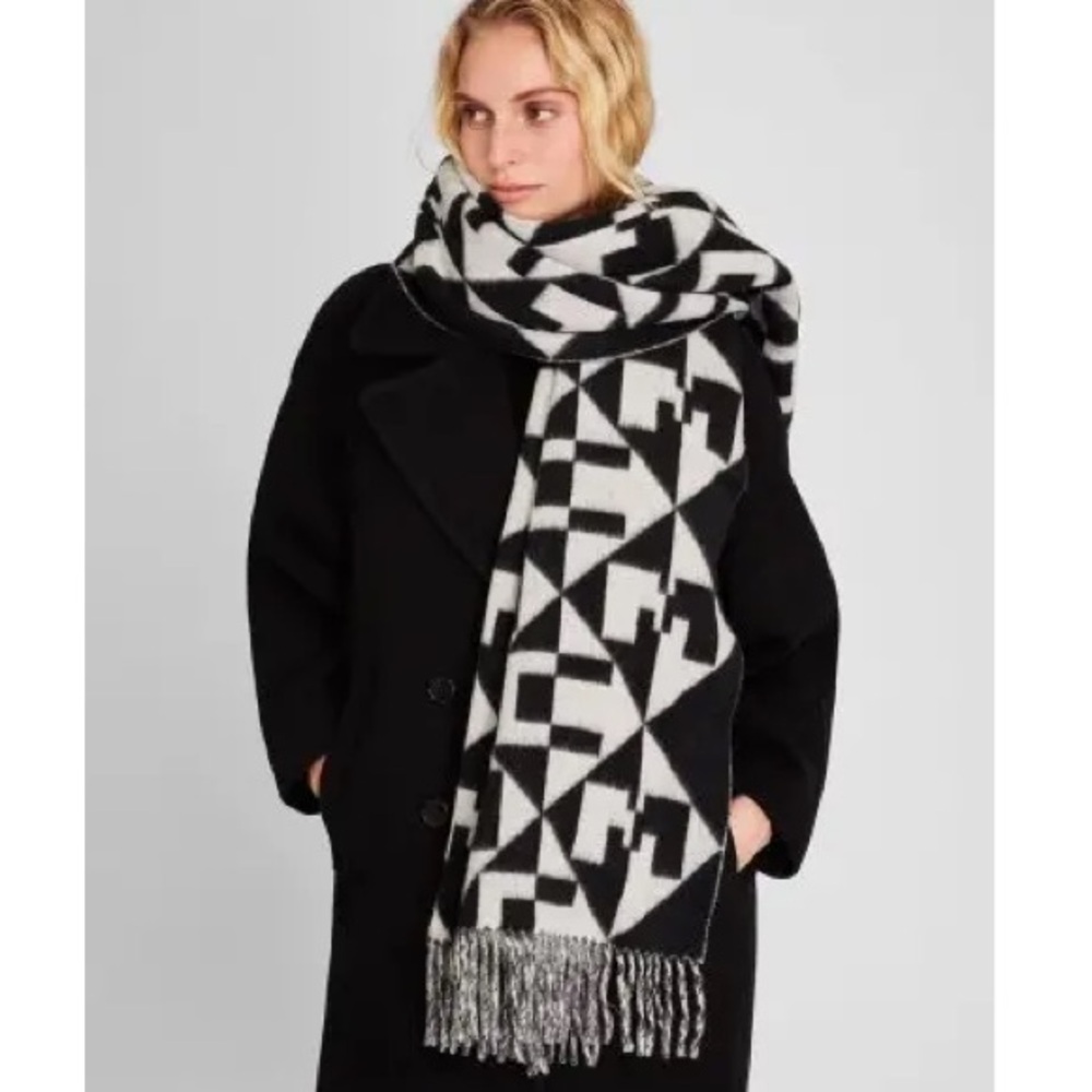 Club Monaco Geo Print Doubleface Scarf / Foulard – NWT